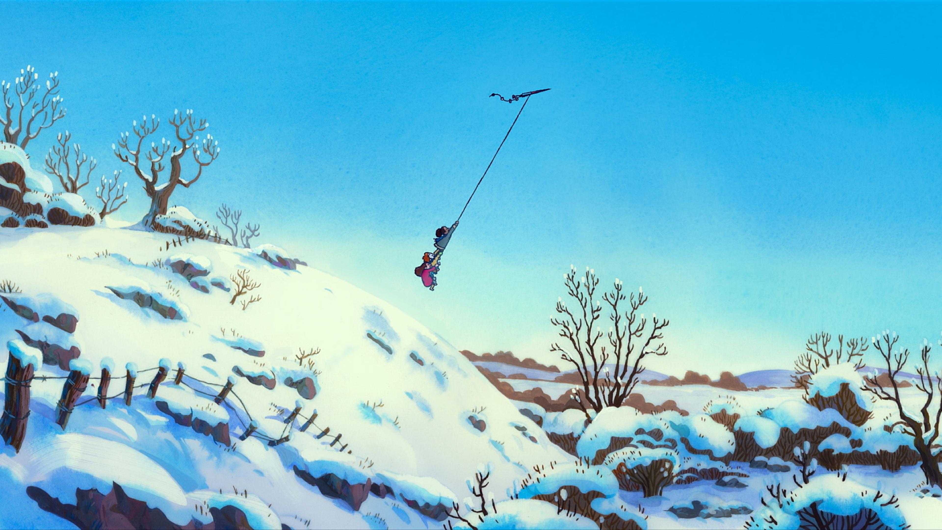 Über einer schneebedeckten Hügellandschaft fliegen drei dick angezogene Kinder, die sich an der Schnur eines Drachenflieger festhalten