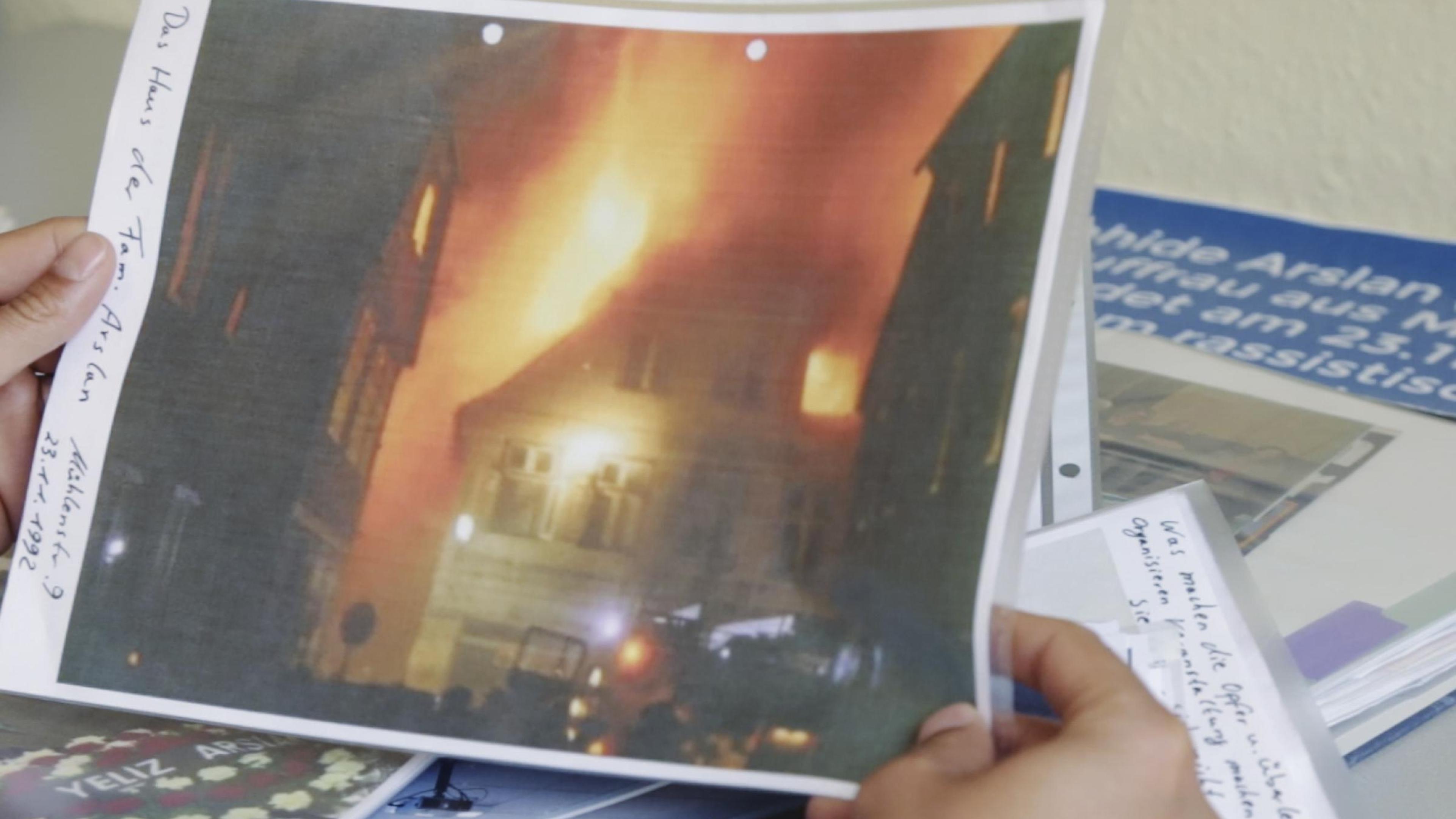 Eine Fotografie von einem brennenden Haus.
