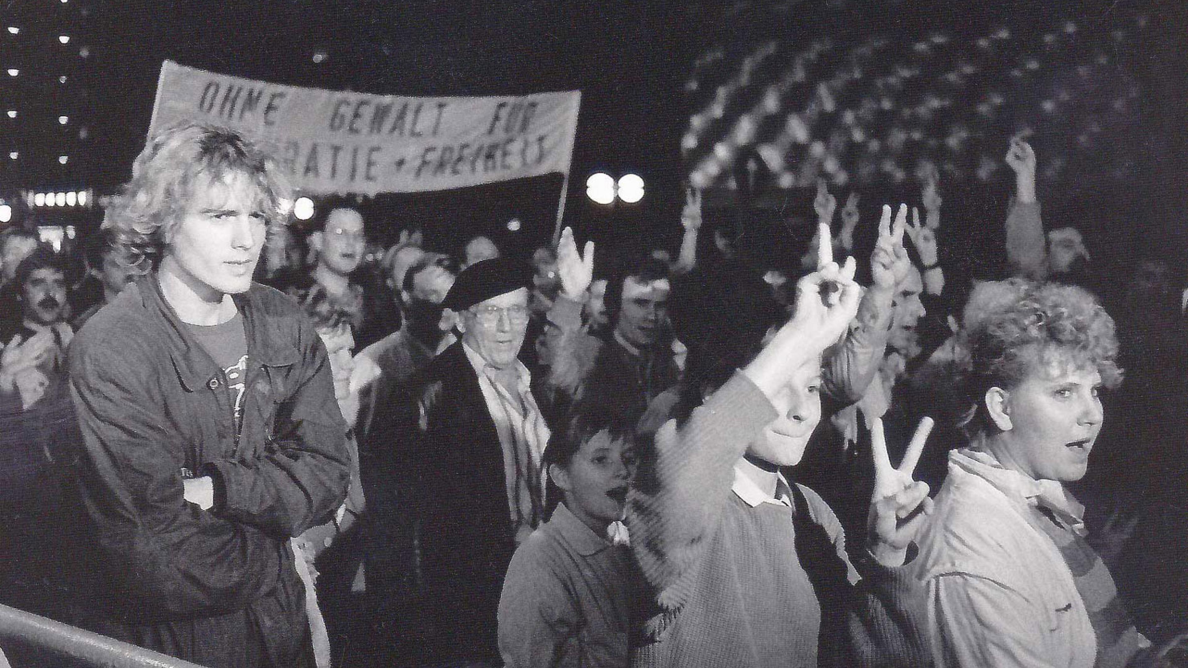 Archivbild: Demonstrierende in einem Demo-Zug
