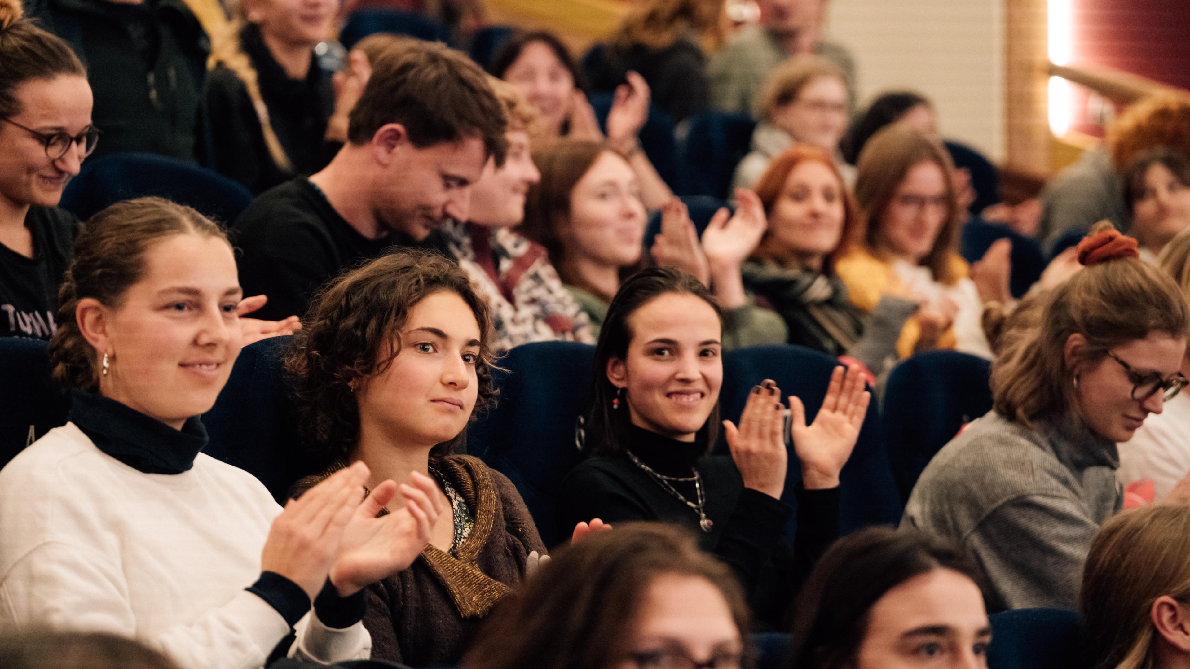 DOK Publikum applaudiert im Kinosaal