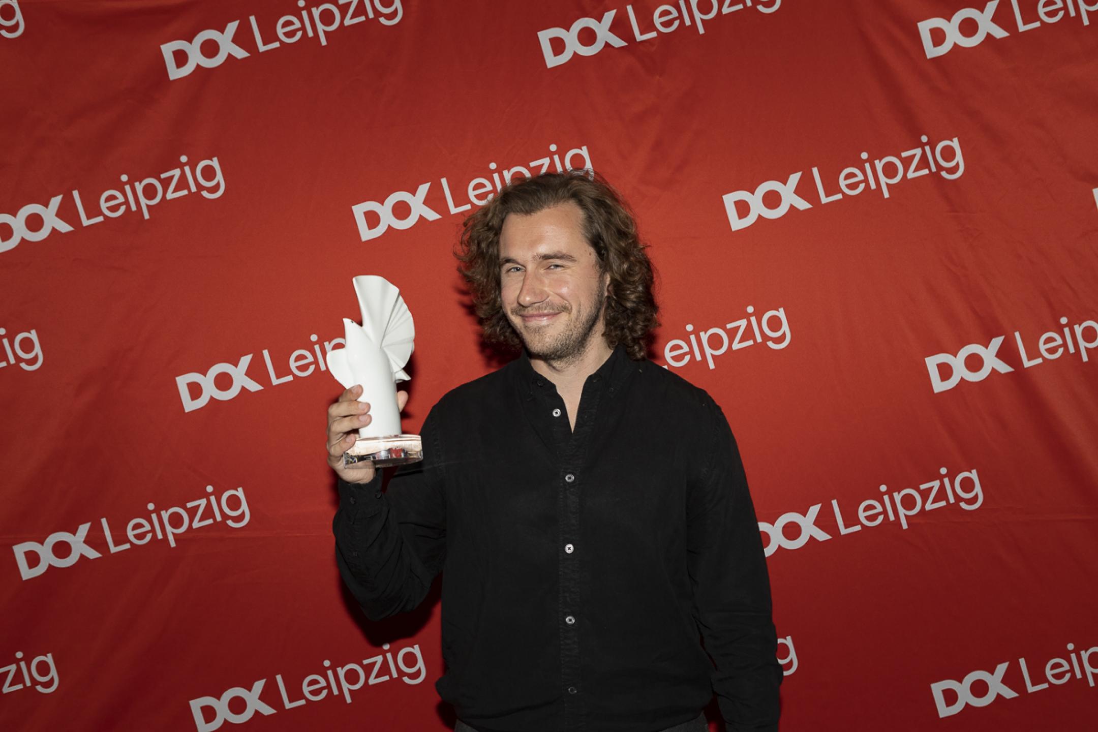 Karol Palka freut sich über die Silberne Taube im Internationalen Wettbewerb für seinen Film BUCOLIC.