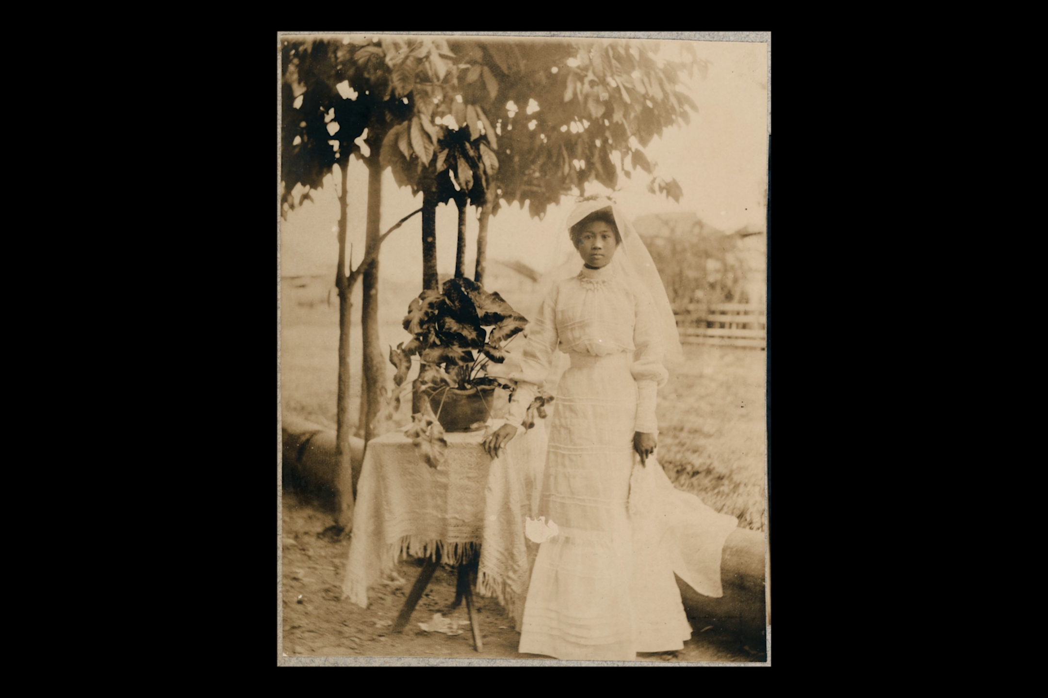 Ein Schwarzweiß Foto einer Frau in einem Hochzeitskleid