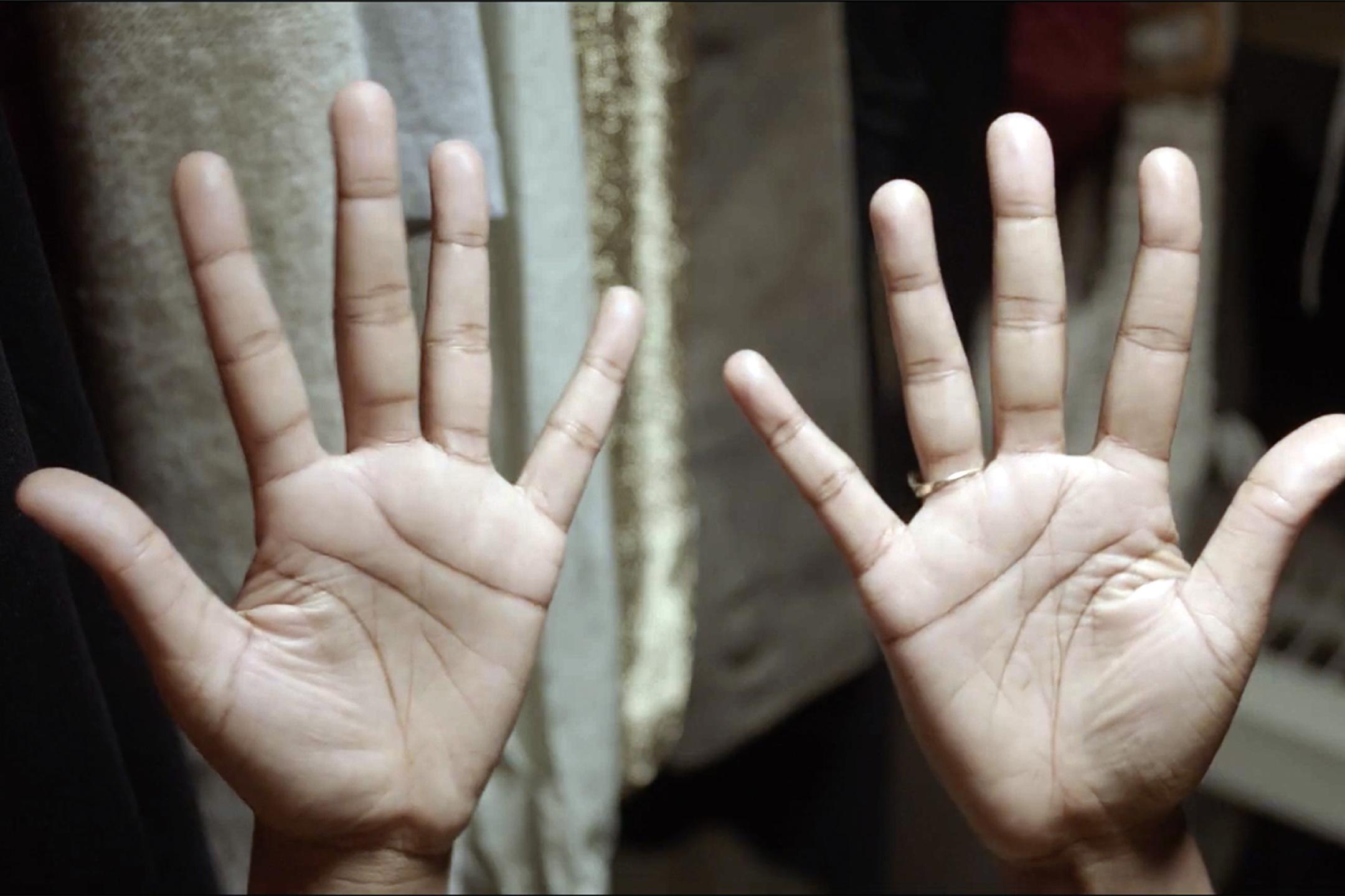 Zwei Hände, deren Handflächen nach oben zur Kamera zeigen.