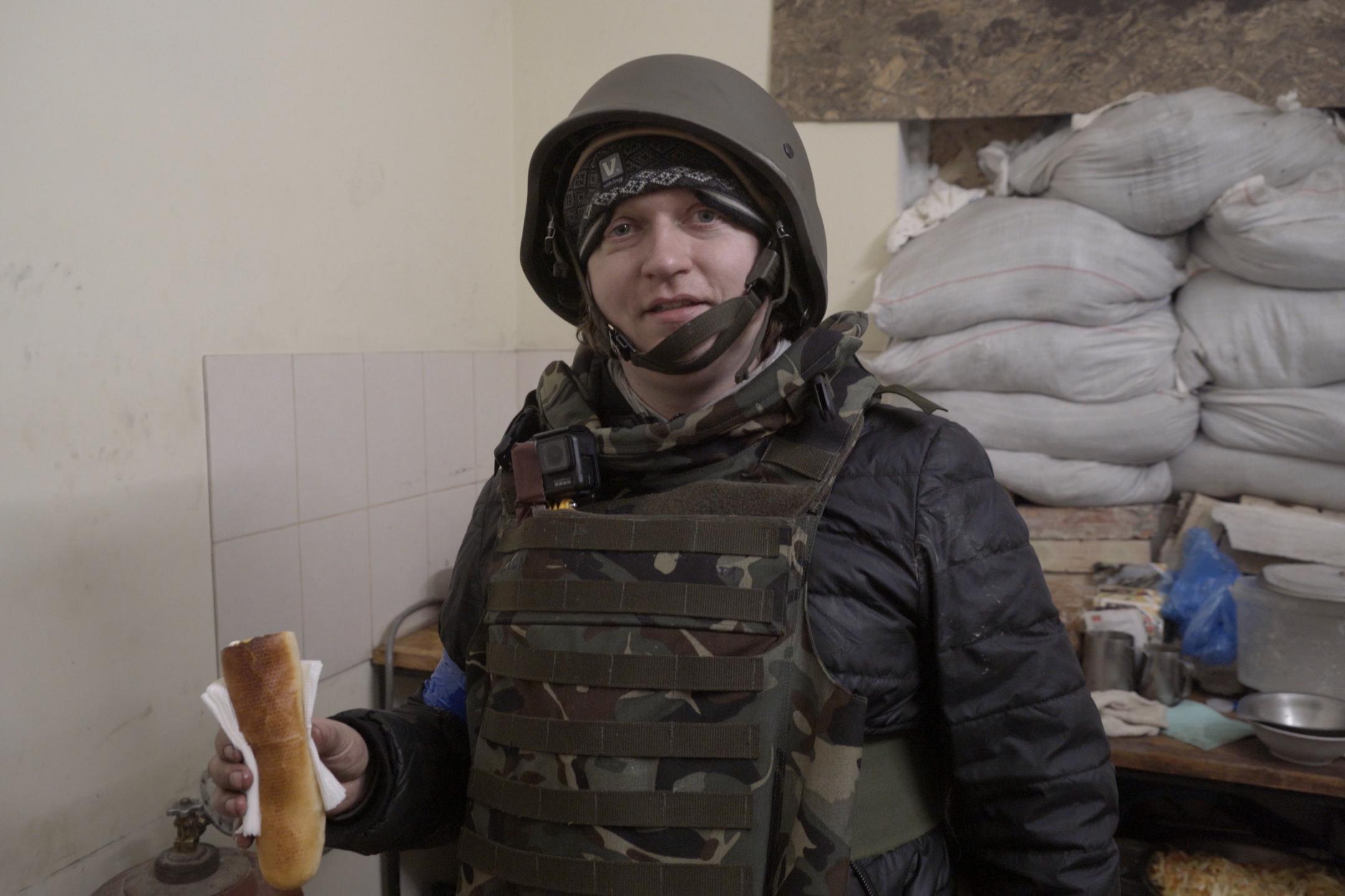 Ausschnitt aus dem Film "A Simple Soldier", zeigt einen Soldaten mit einem Brötchen in der Hand