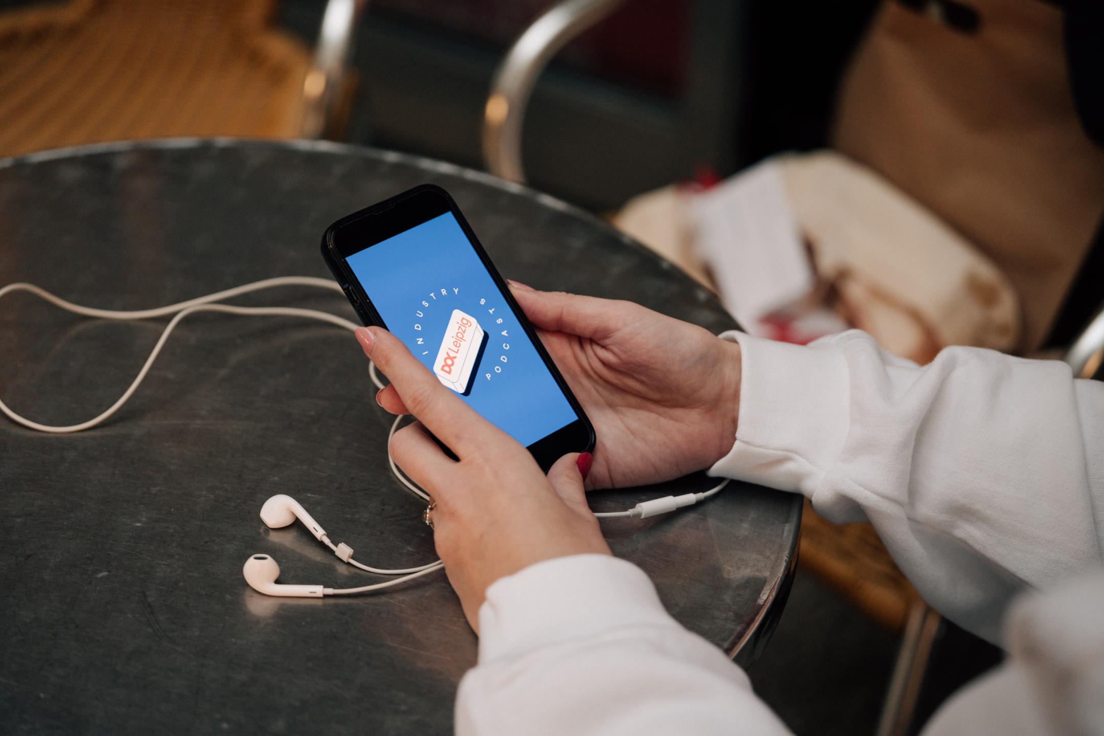 Das DOK Industry Podcast Logo auf einem Smartphone