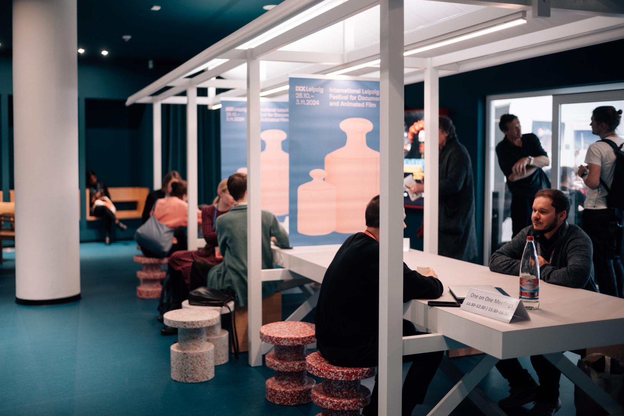 Personen sitzen unter Hausgestell