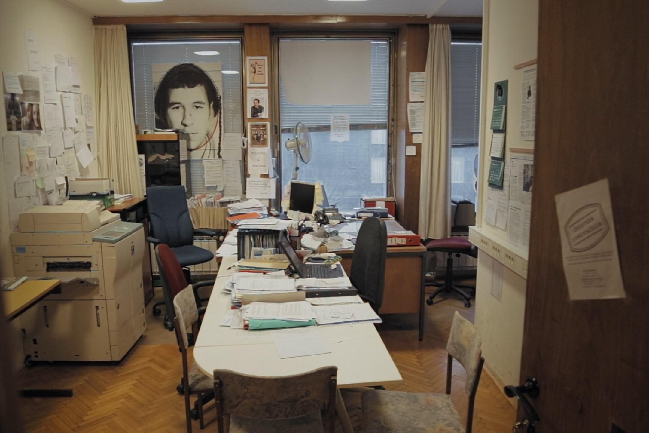 ausschnitt aus dem film "the thing to be done", zeigt ein leeres Büro