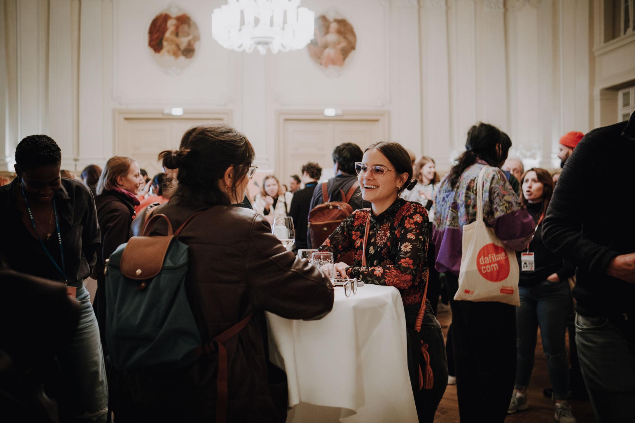 Personen beim get together reden miteinander