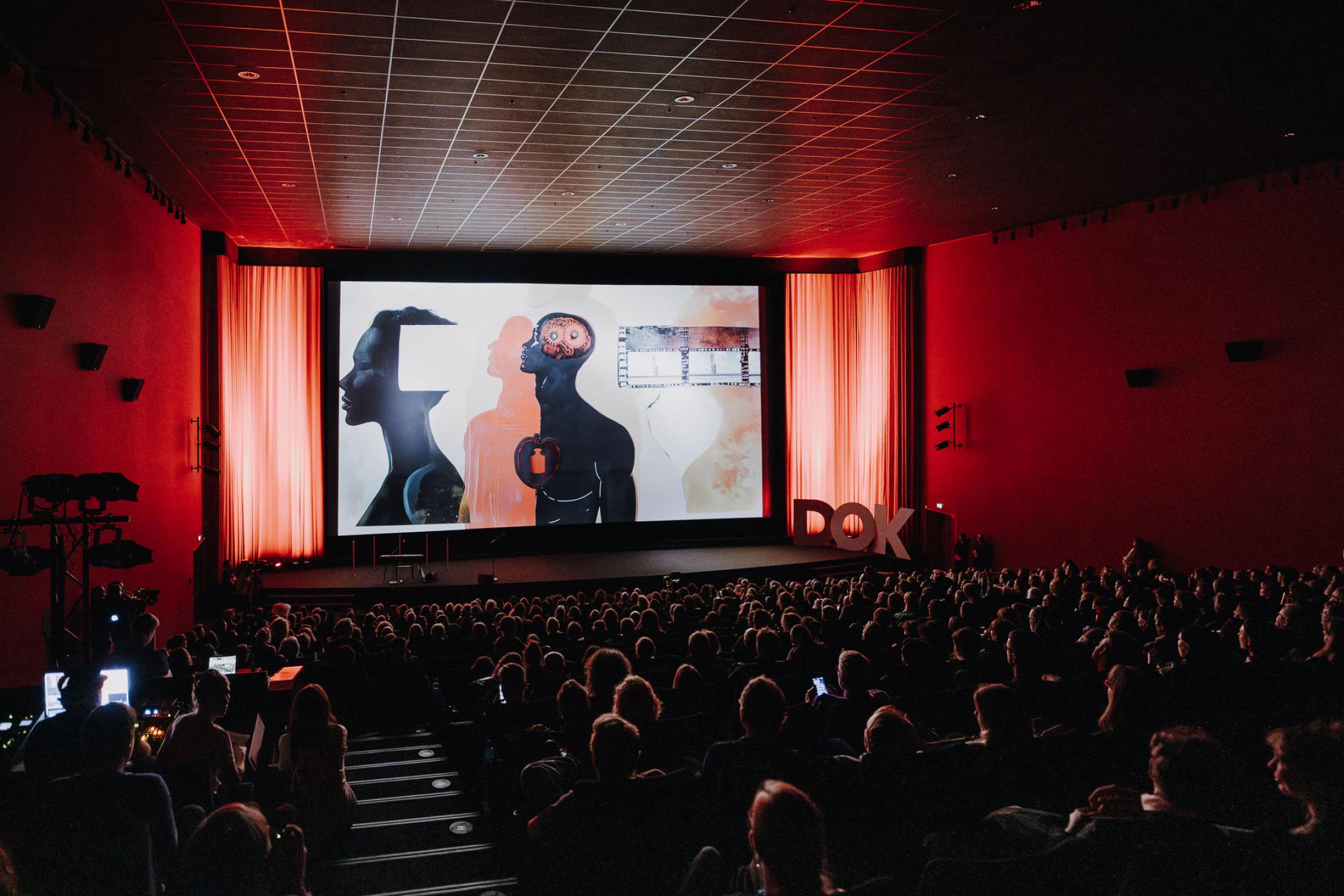 Kinoleinwand und Publikum