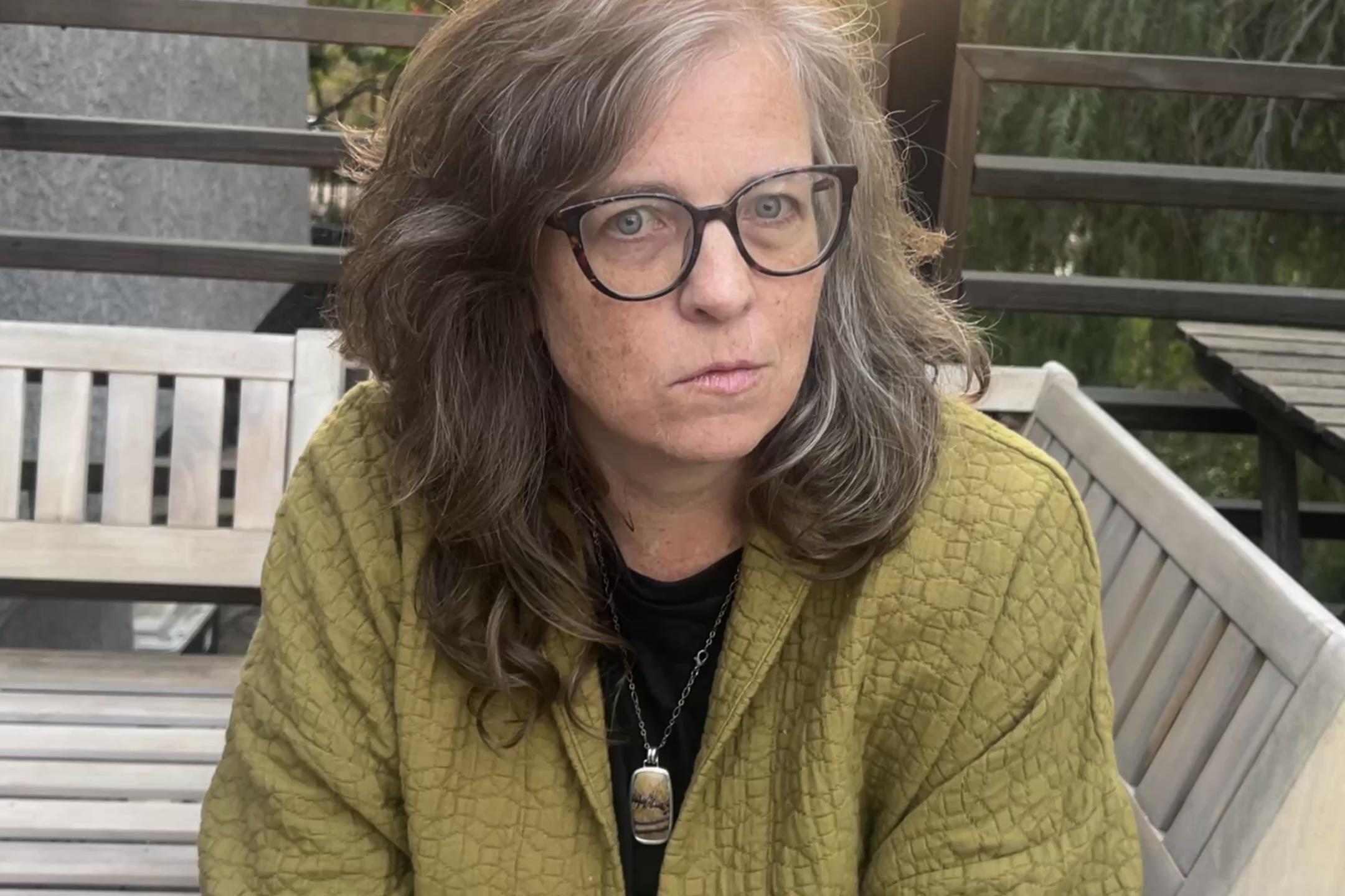 Porträt von Lee Anne Schmitt, Frau mit langen braun-grauen Haaren und großer Brille