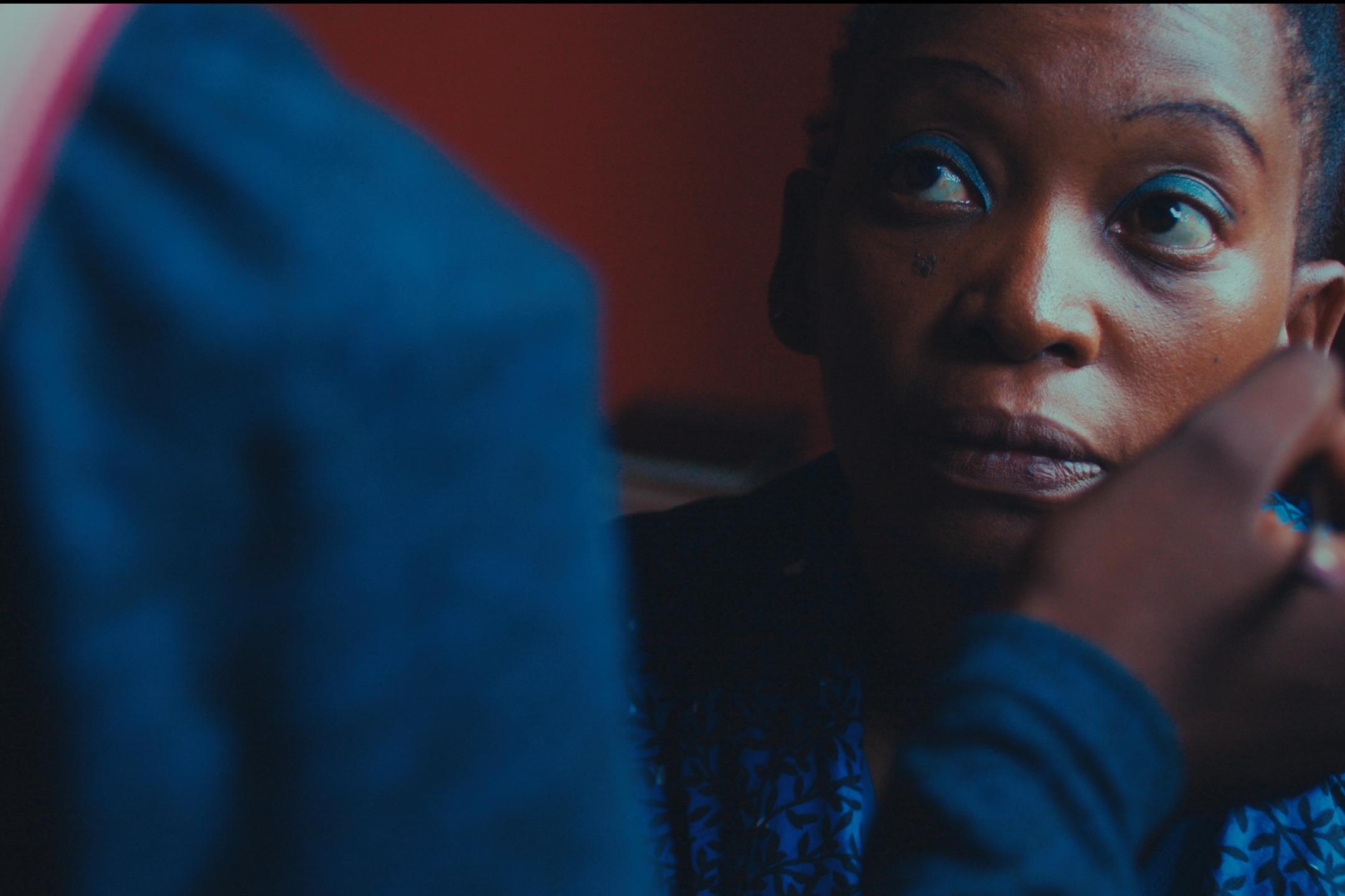 Eine Person hält das Gesicht einer anderen in den Händen