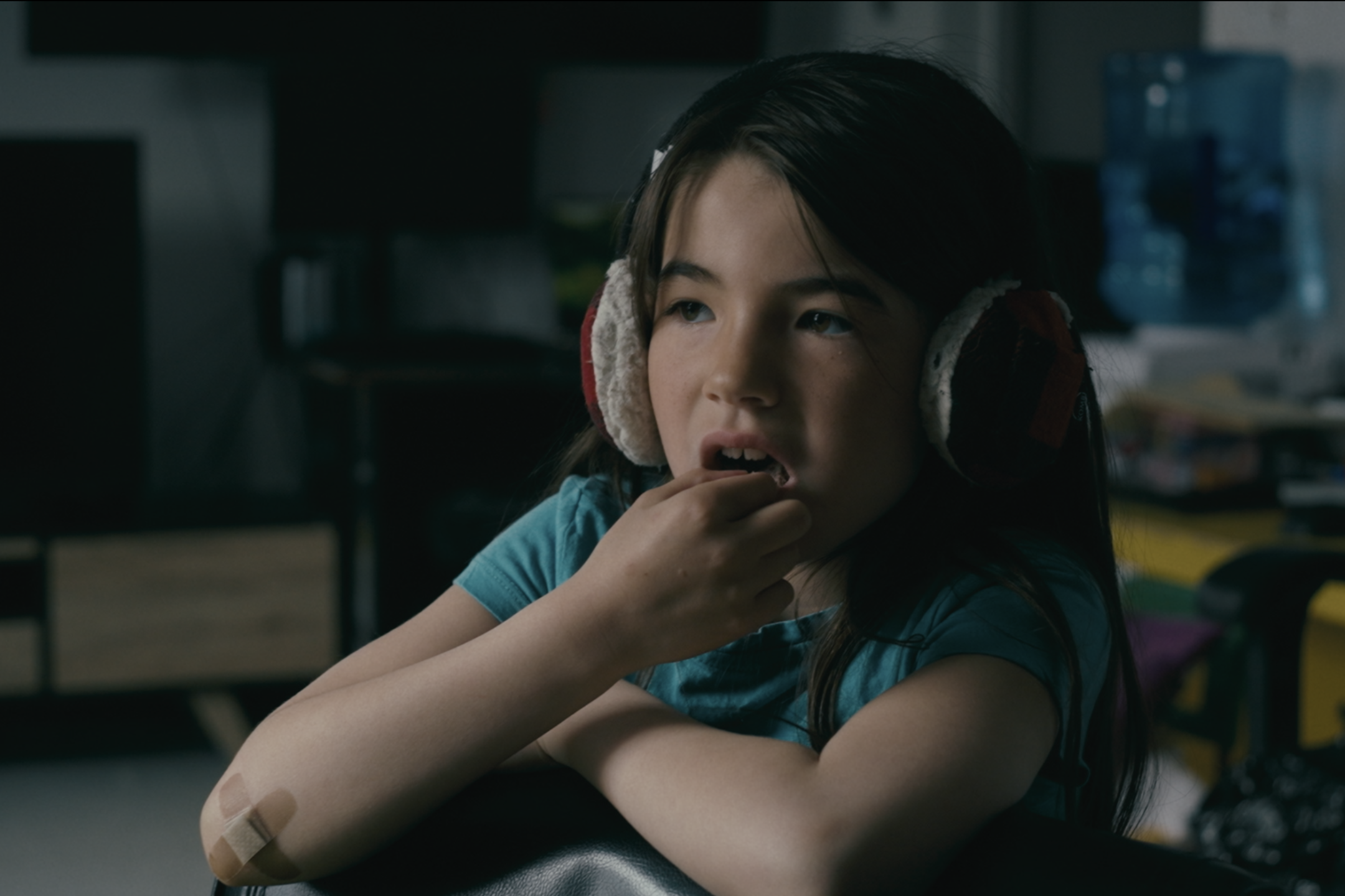 Filmstill "Spring in Kangiqsualujjuaq", Mädchen mit Kopfhörern