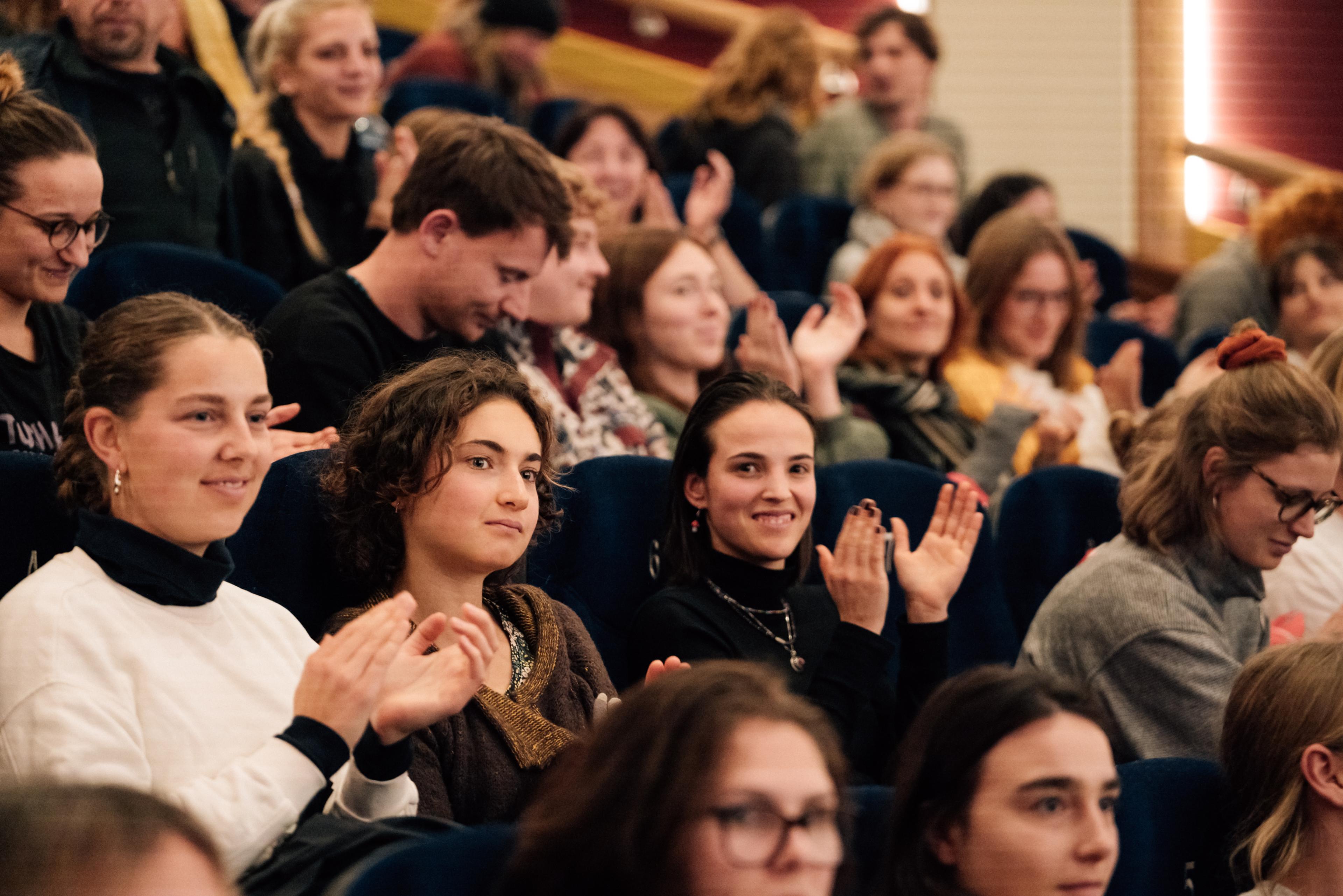 DOK Publikum applaudiert im Kinosaal