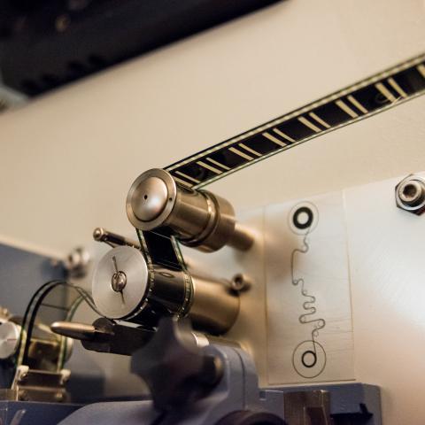 Filmprojektor mit einer alten 35 mm Filmrolle