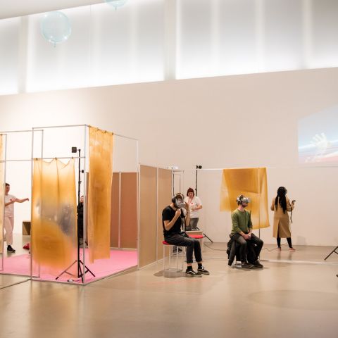 Ein großer Raum mit Stellwänden und Menschen, die Virtual Reality Brillen tragen