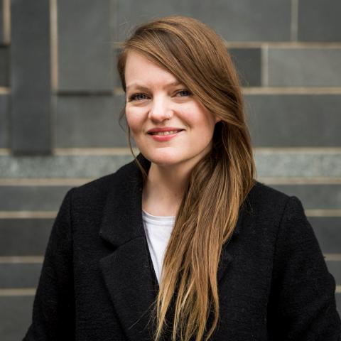 Portraitfoto von Brigid O’Shea. Sie lächelt in die Kamera