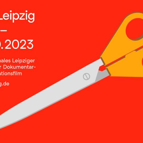 Das Festivalmotiv von 2023 zeigt eine Schere mit grauer Klinge und orangefarbenen Griffen auf rotem Hintergrund.