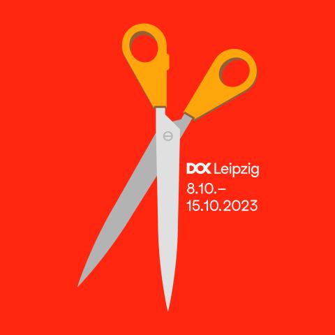 Das Festivalmotiv 2023 ist eine Schere, die auf der Spitze steht. Sie hat orangefarbene Griffe und graue Klingen. Der Bildhintergrund ist rot.