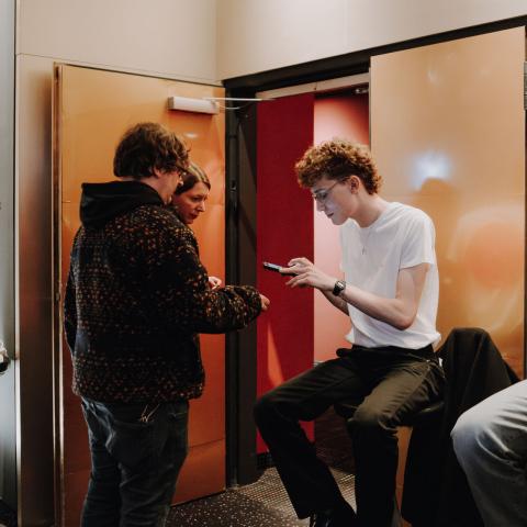 Volunteer scannt vor Kinosaaleingang die Tickets ab