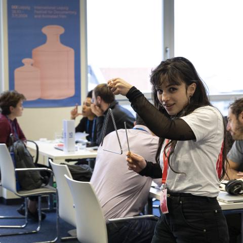 Volunteer hält eine Triangel