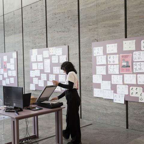 Volunteer scannt Dokument