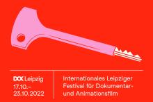 Das Festivalmotiv ist ein pinker Schlüssel im DDR-Design auf rotem Hintergrund