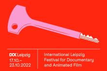 Pinker Schlüssel im DDR-Design auf rotem Hintergrund