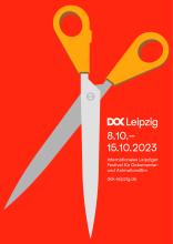 Das Festivalmotiv von 2023 zeigt eine Papierschere mit grauer Klinge und orangefarbenen Griffen auf rotem Hintergrund.
