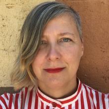 weiße Frau mit mittellangen grauen Haaren