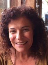 Frau mit langen lockigen Haaren