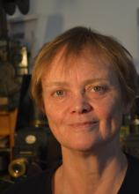 weiße Frau mit kurzen blonden Haaren