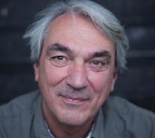 weißer Mann mit grauen Haaren