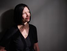 weiße Frau mit mittellangen schwarzen Haaren