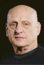 Weißer Mann vor schwarzem Hintergrund