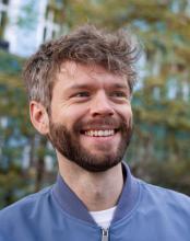 weißer Mann mit grau-braunen Haaren und Bart