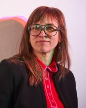 weiße Frau mit lange roten Haaren und Brillen