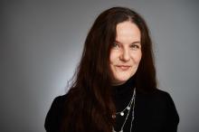 Portät einer weißen Frau mit langen braunen Haaren