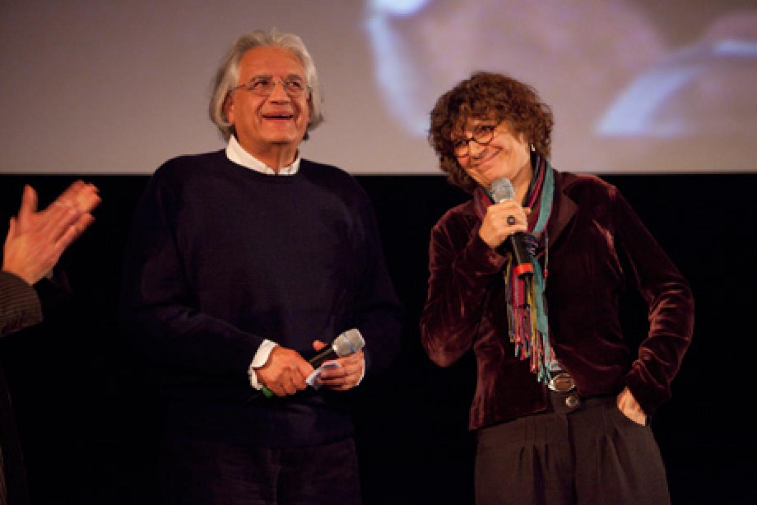 Patricio Guzmán und Produzentin Renate Sachse stehen auf der Bühne und lachen