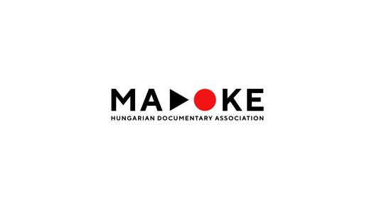Das Wort Madoke, das D und O sind Start- und Aufnahme-Icons einer Kamera