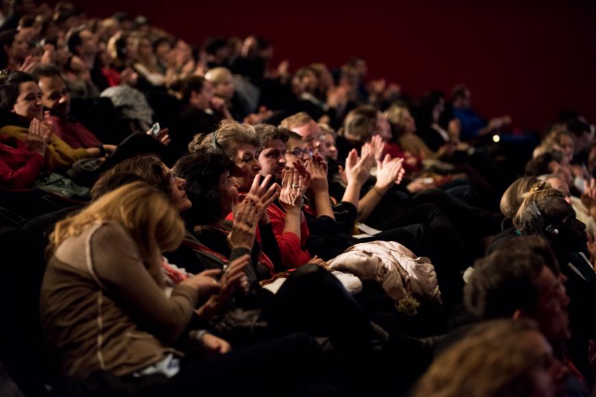 Großer Kinosaal voller Menschen zur Eröffnungsveranstaltung von DOK Leipzig 2019. 