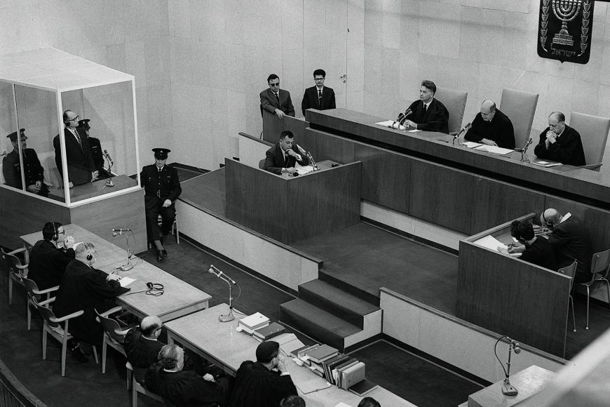 Blick aus der Vogelperspektive in den Gerichtssaal des Eichmann-Prozesses 1961.