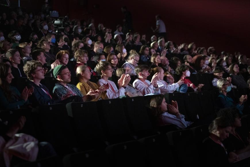 Ein vollbesetztes Kino applaudiert