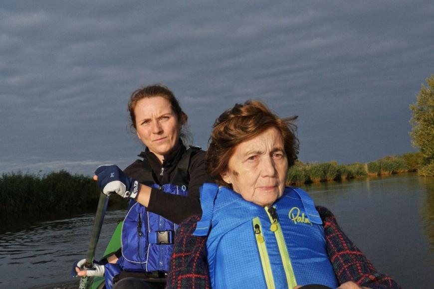 Zwei Frauen sitzen in einem Kanu.