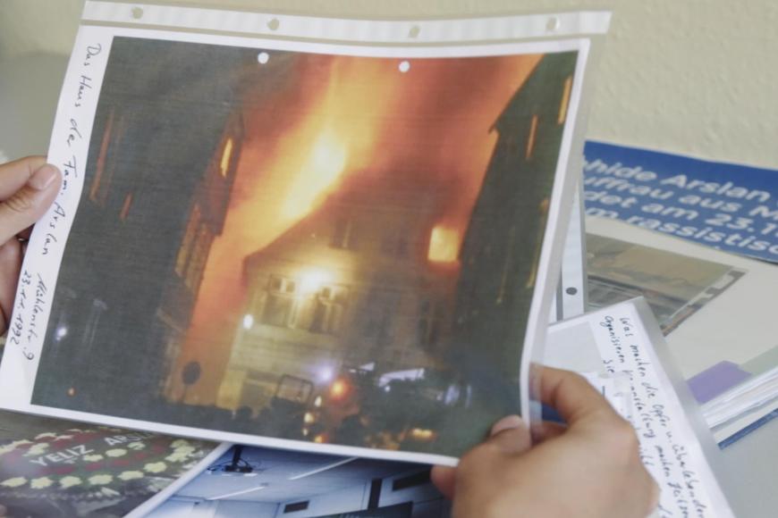 Eine Fotografie von einem brennenden Haus.