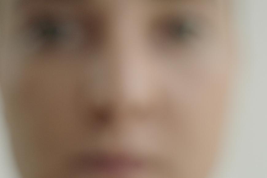 Unscharfe Aufnahme eines Gesichts.