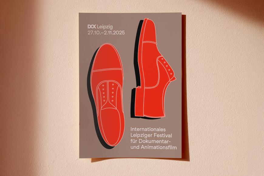 Festivalmotiv 2025, Poster hängt an Wand und zeigt zwei Schuhe