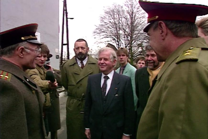Filmstill [Kurt Biedenkopf visits a Soviet tank regiment]